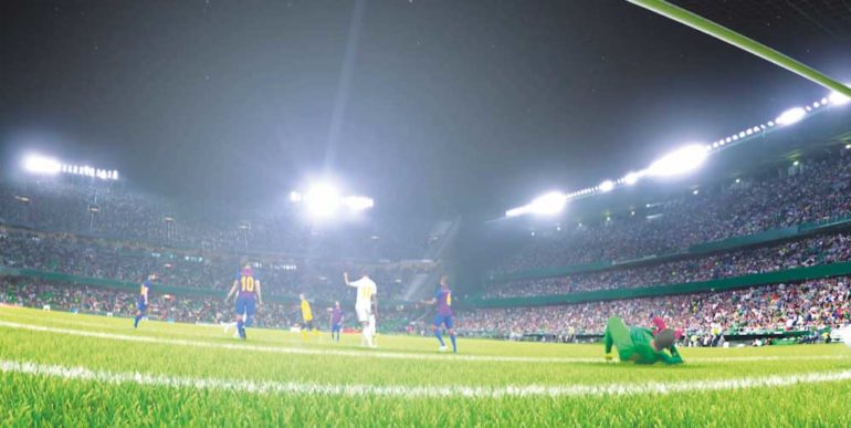 ملاعب كرة القدم الحقيقية والافتراضية جاهزة
