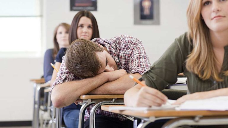 لماذا يفقد المراهقون الاهتمام بالمدرسة؟
