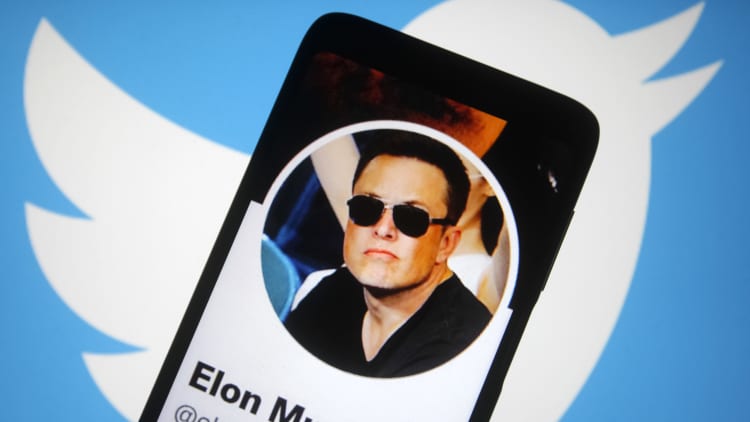 كيف هزت خطط Elon Musk للاستحواذ على Twitter وول ستريت ووسائل التواصل الاجتماعي