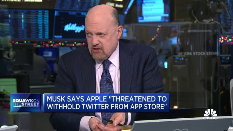 يقول Jim Cramer إن Elon Musk `` مخطئ بقدر ما يمكنك الحصول عليه '' في انتقادات Apple