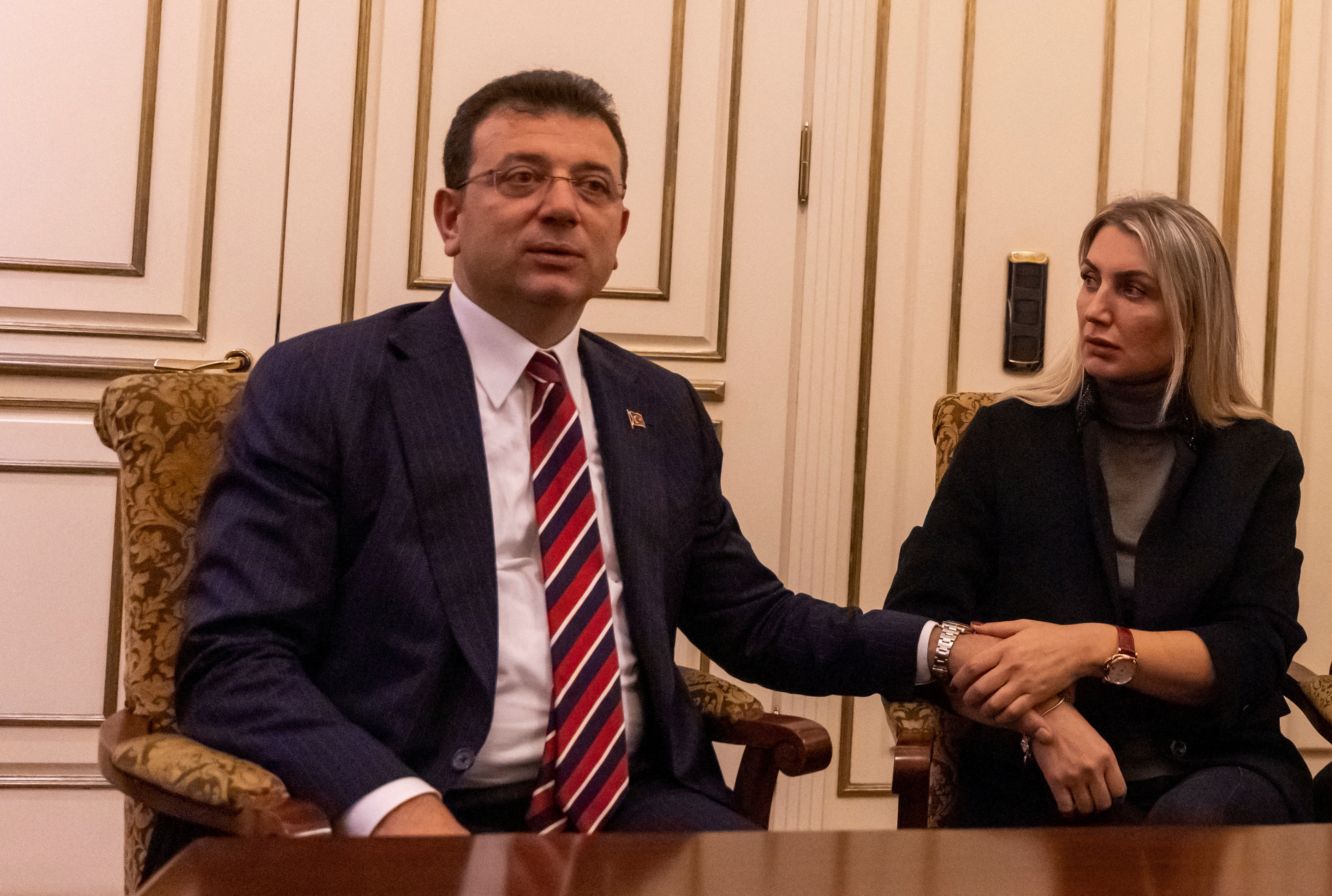 رئيس بلدية اسطنبول أكرم إمام أوغلو وزوجته ديليك يجلسان في مكتبه في اسطنبول