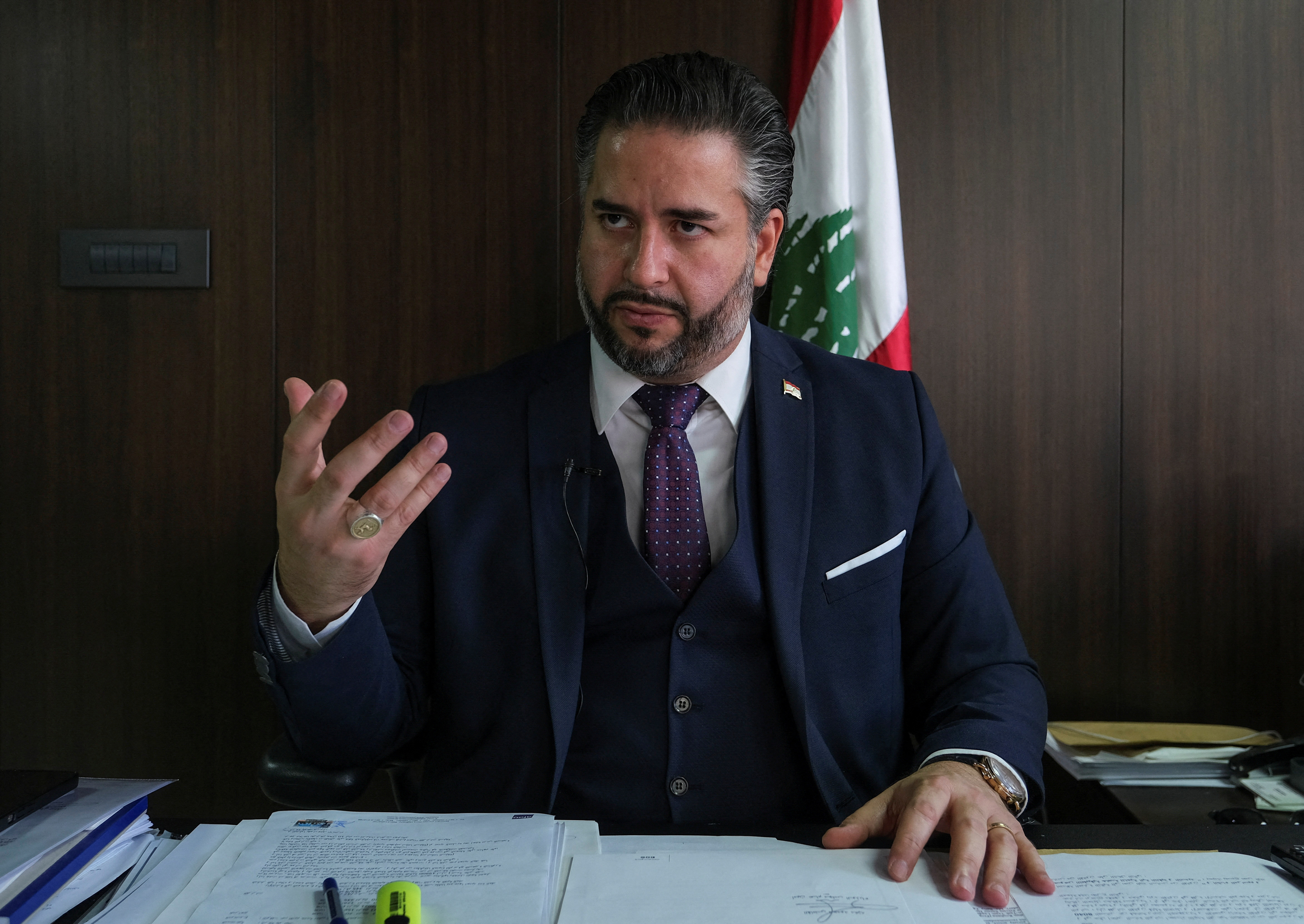 وزير الاقتصاد في تصريف الأعمال أمين سلام يشير خلال مقابلة مع رويترز في بيروت