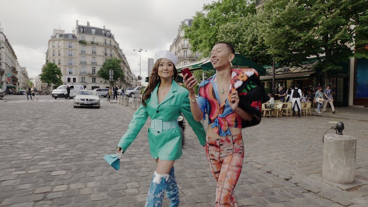 أشلي بارك وجين شوان ماو يتجولان في شوارع باريس.