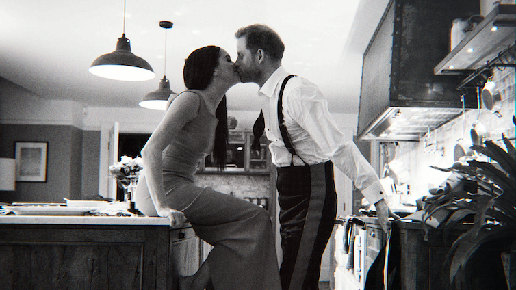 هاري وميغان قبلا في مطبخهما في صورة بالأبيض والأسود يبدو أنها التقطت باستخدام المؤقت الذاتي.