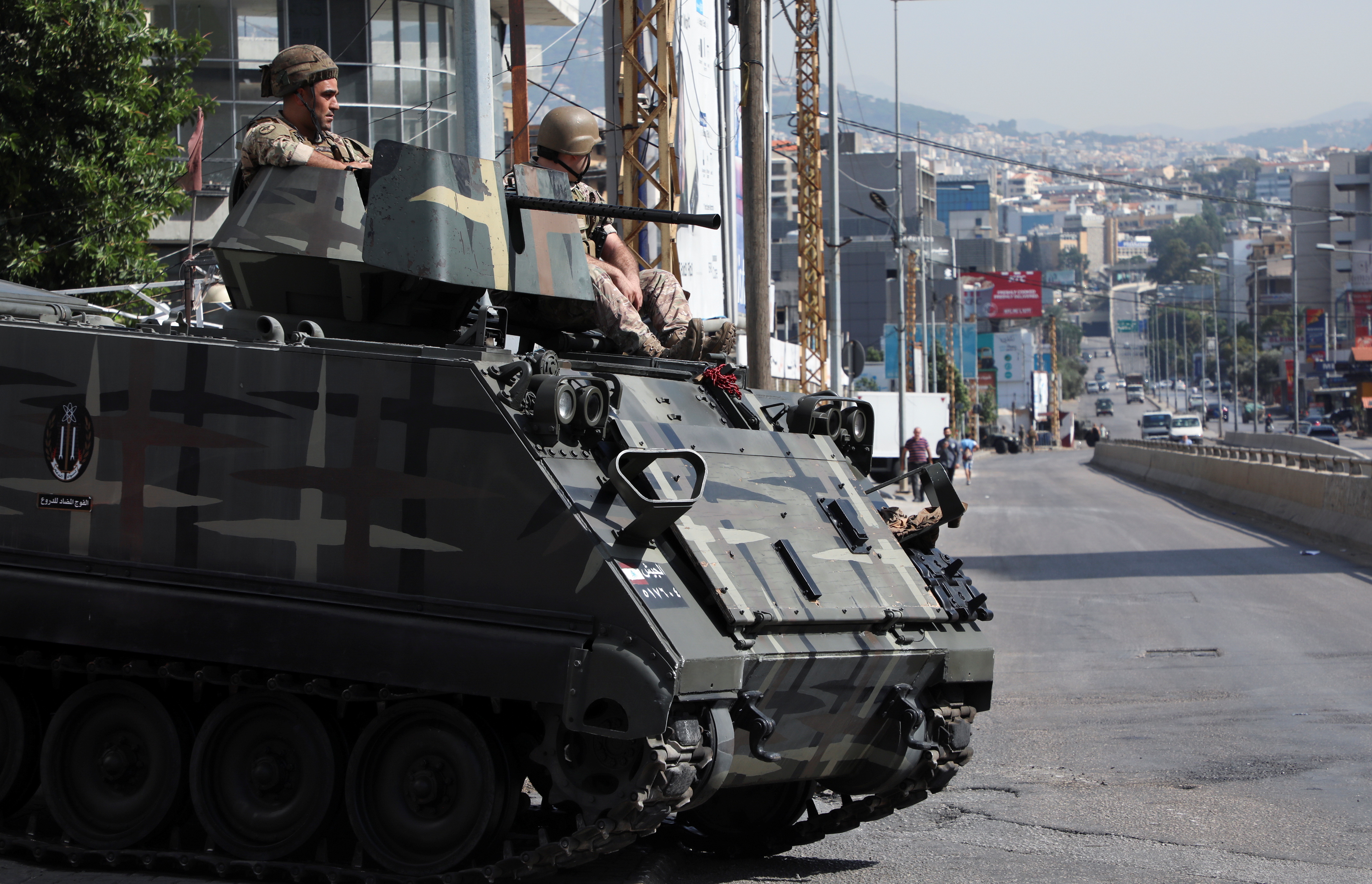 جنود الجيش ينتشرون بعد إطلاق نار في بيروت