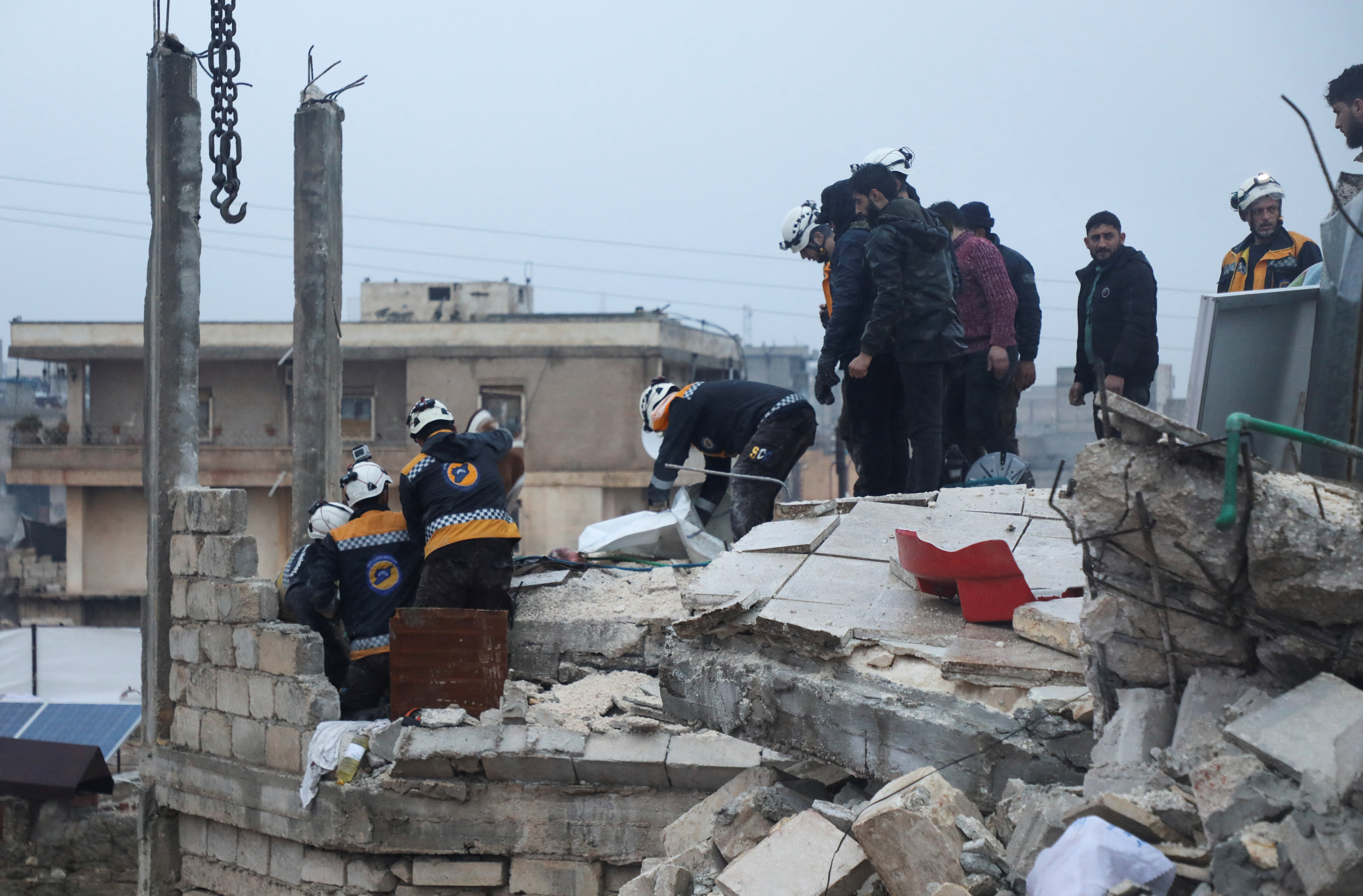 عمال الإنقاذ يبحثون عن ناجين بعد وقوع زلزال في اعزاز التي يسيطر عليها المتمردون