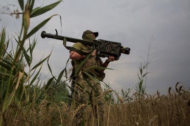 جندي أوكراني يحمل سلاح ستينغر الأميركي - رويترز