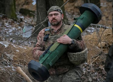 جندي أوكراني يحمل صاروخ جافلين الأميركي - رويترز