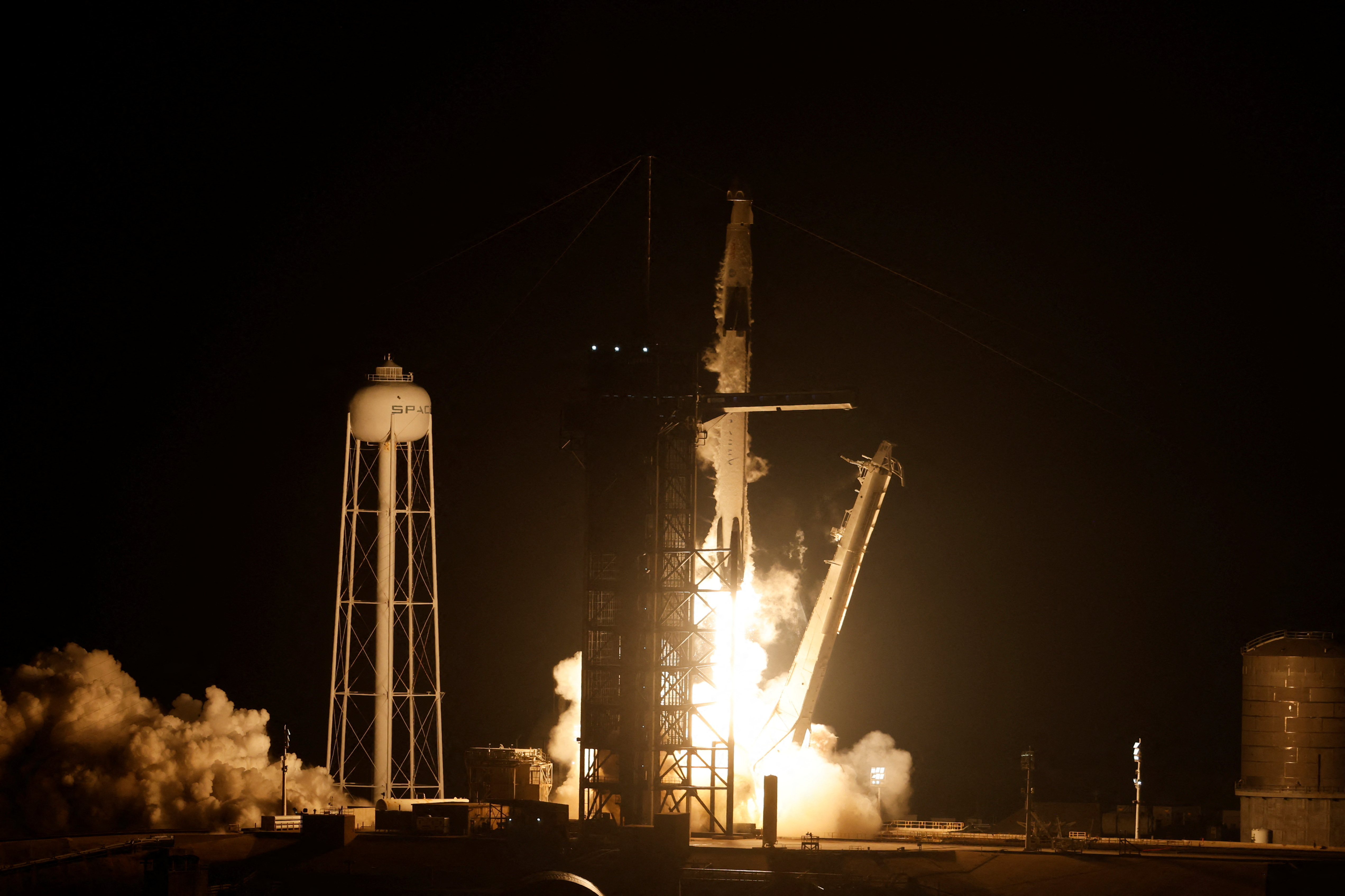 تنطلق مهمة SpaceX Crew-6 التابعة لناسا إلى محطة الفضاء الدولية من مركز كينيدي للفضاء في كيب كانافيرال