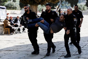 من الاشتباكات بين الفلسطينيين والشرطة الإسرائيلية في البلدة القديمة بالقدس - رويترز