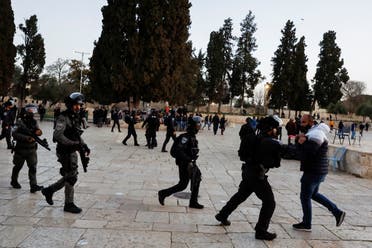 من الاشتباكات بين الفلسطينيين والشرطة الإسرائيلية في البلدة القديمة بالقدس - رويترز