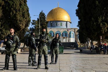 الشرطة الإسرائيلية أمام مسجد قبة الصخرة في القدس - فرانس برس