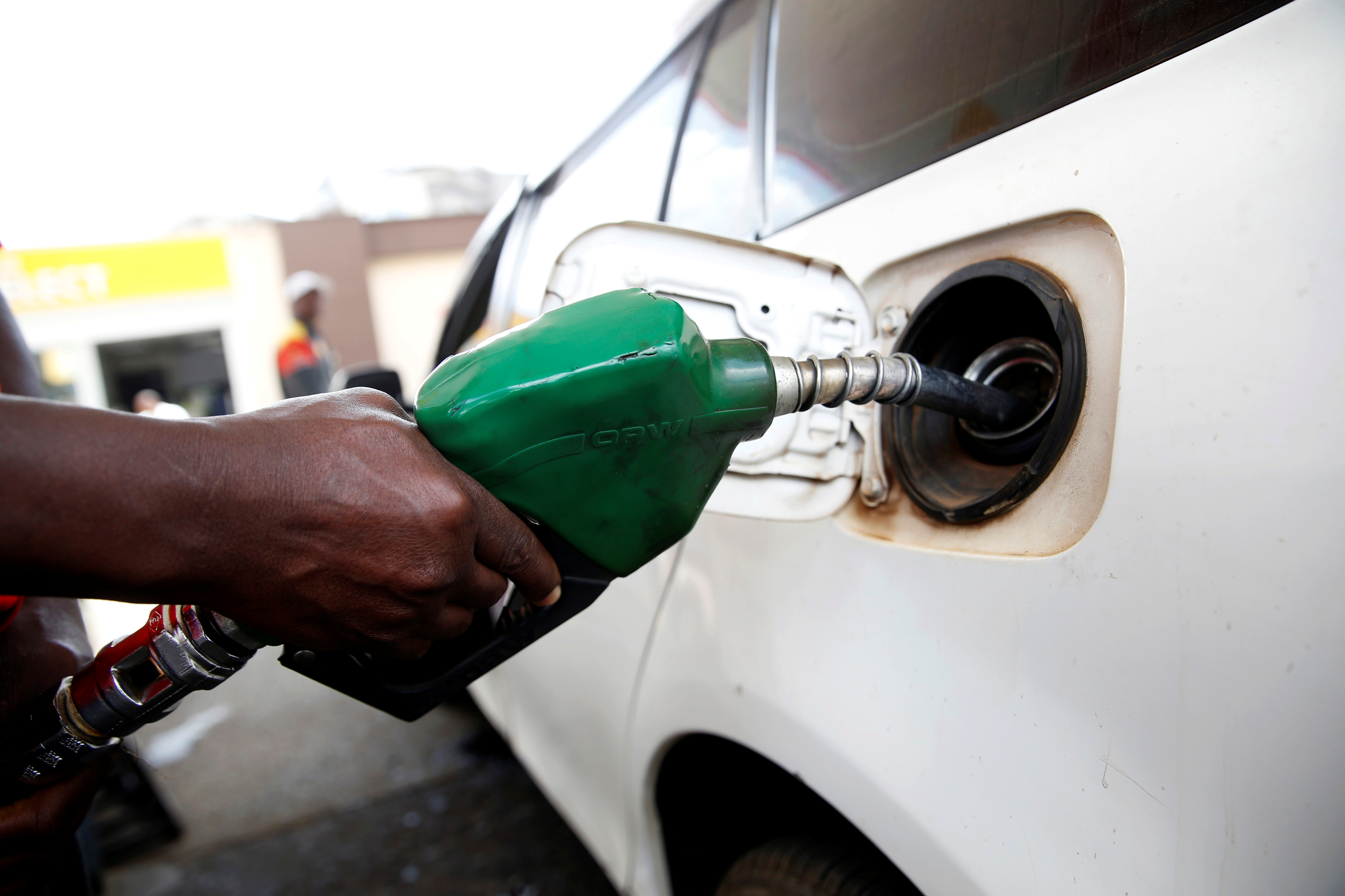 موظف يضخ الوقود في سيارة في محطة وقود شل في نيروبي