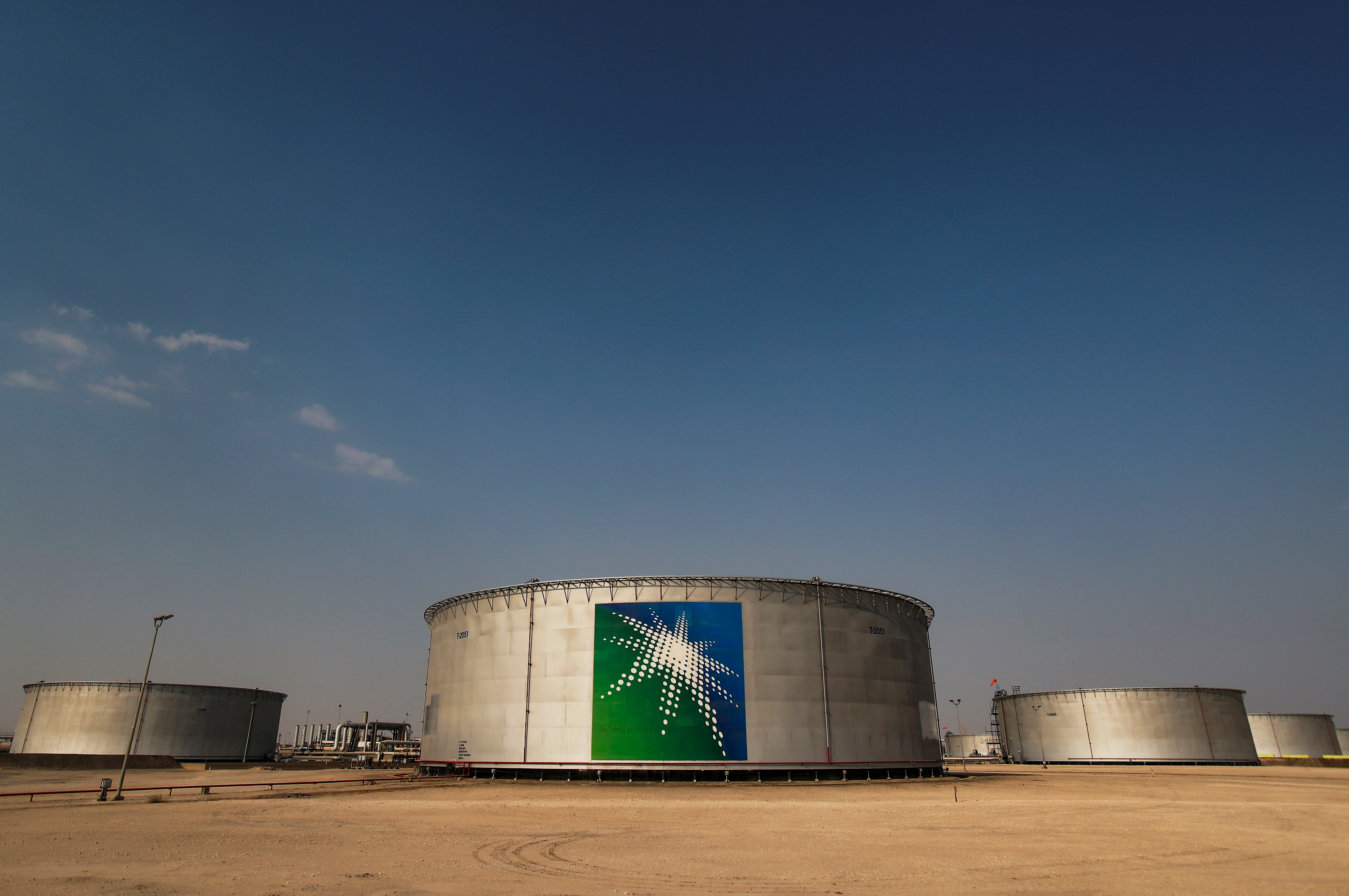 منظر لخزانات نفط تحمل علامات تجارية في منشأة أرامكو السعودية النفطية في بقيق