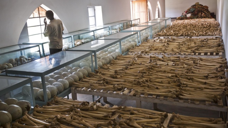 متحف يضم جماجم وعظام ضحايا الكنيسة في رواندا عام 1994 تخليدا لذكرى المذبحة - أسوشيتيدبرس