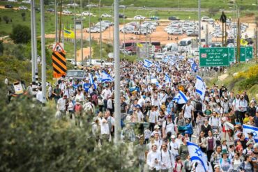 آلاف الإسرائيليين يسيرون في مسيرة إلى بؤرة استيطانية غير شرعية في الضفة الغربية مع تصاعد التوترات