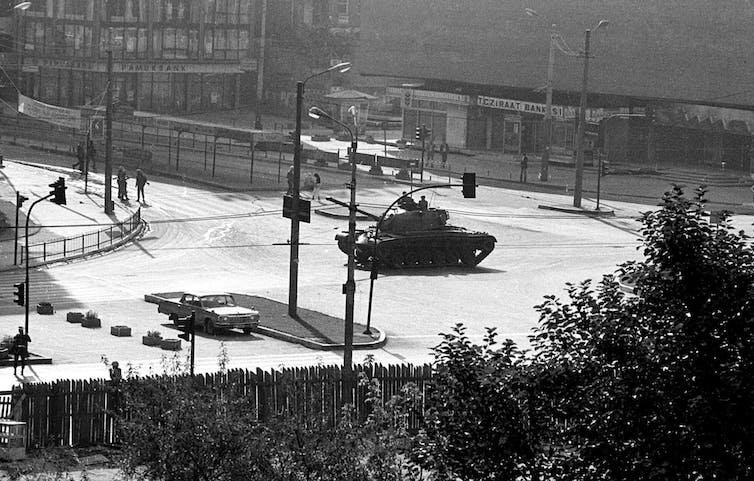دبابة شوهدت في وسط ساحة المدينة.