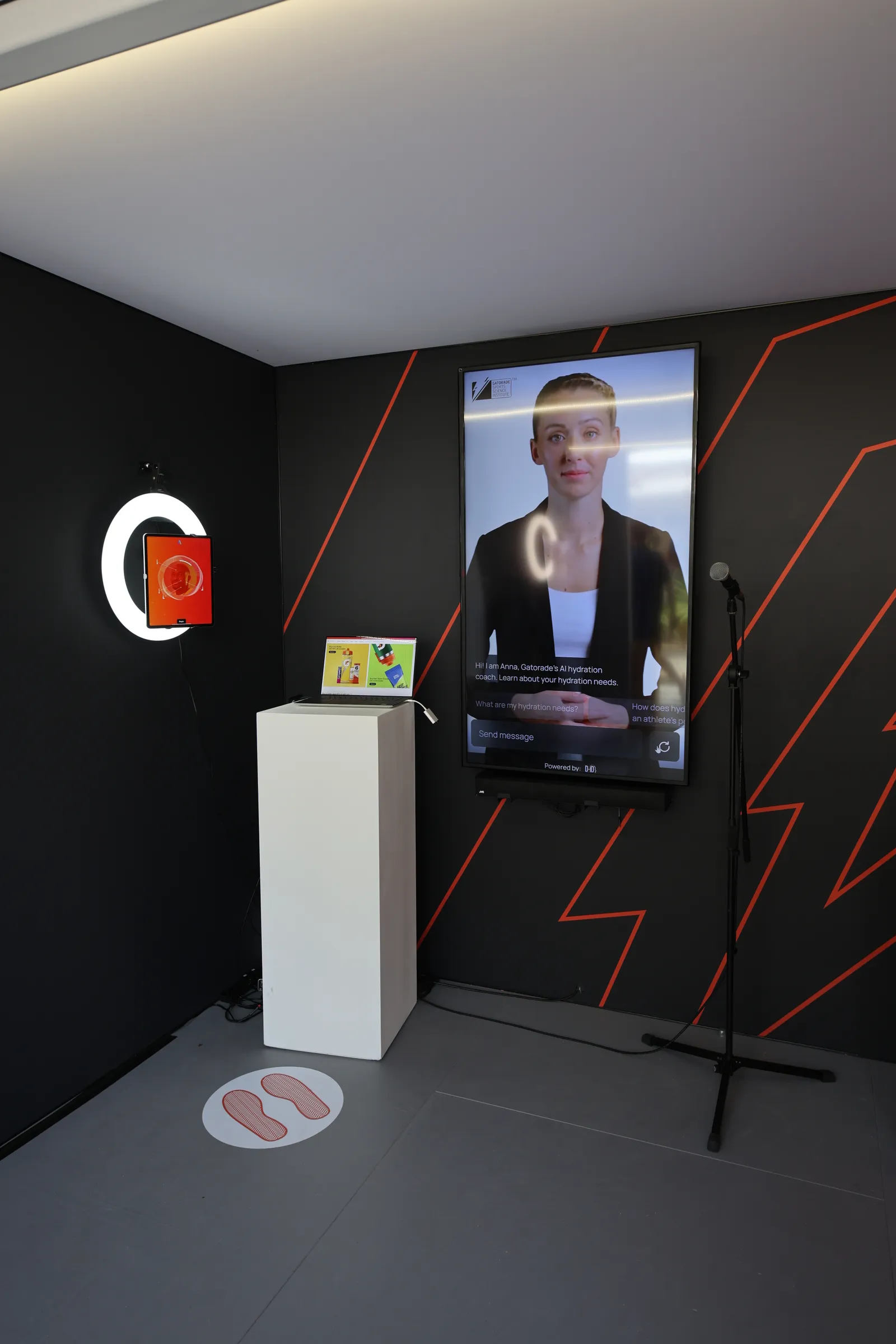 محطة في Cannes Lion بها شاشة تعمل باللمس تعرض جهاز Gatorade's AI Hydration Coach.