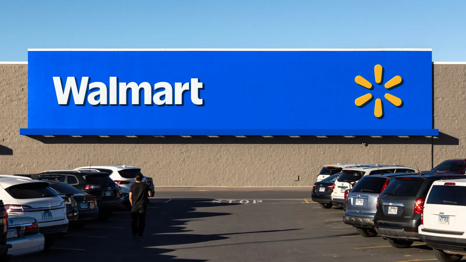 تعرض واجهة متجر Walmart هوية علامتها التجارية المحدثة، مع محرف جديد وشعار شرارة منفصلين كأصل مستقل.